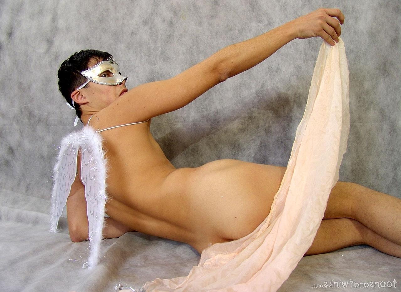 20P La morena gay enmascarada Vilmar muestra sus pies sexys y masajea su polla peluda