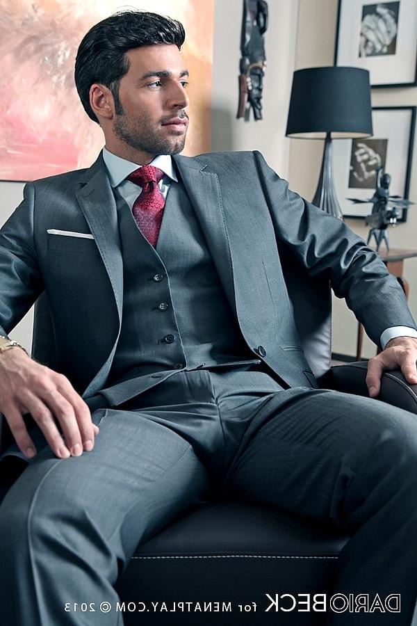 11P O empresário gay gostoso Dario Beck tira a calcinha e se masturba