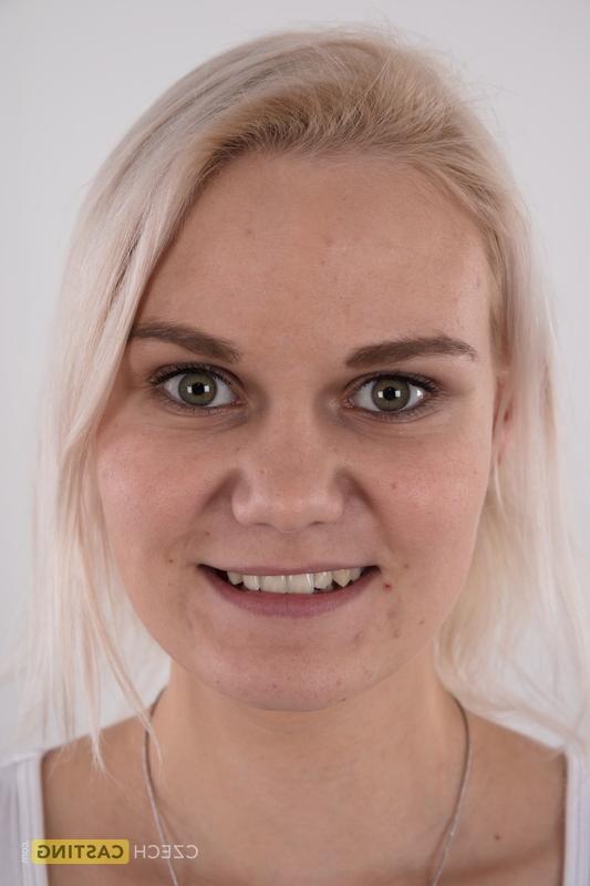 20P Die blonde Amateurin Monika schlägt die Beine übereinander, nachdem sie sich auf einem Hocker nackt ausgezogen hat