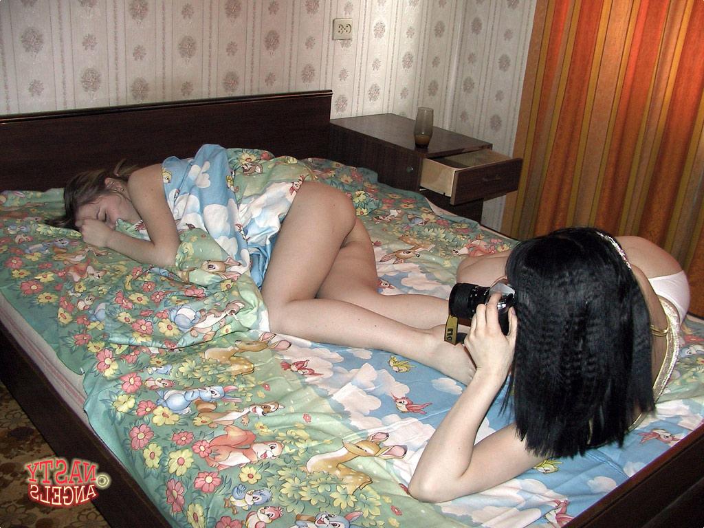 20P Jolies filles aux petits seins, Alina et Marina s'embrassent et posent nues ensemble.