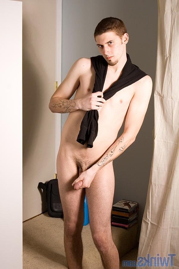 20P A atrevida morena gay Dexter S tira a roupa, exibe sua bunda grande e acaricia seu pau