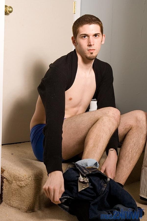 20P A atrevida morena gay Dexter S tira a roupa, exibe sua bunda grande e acaricia seu pau