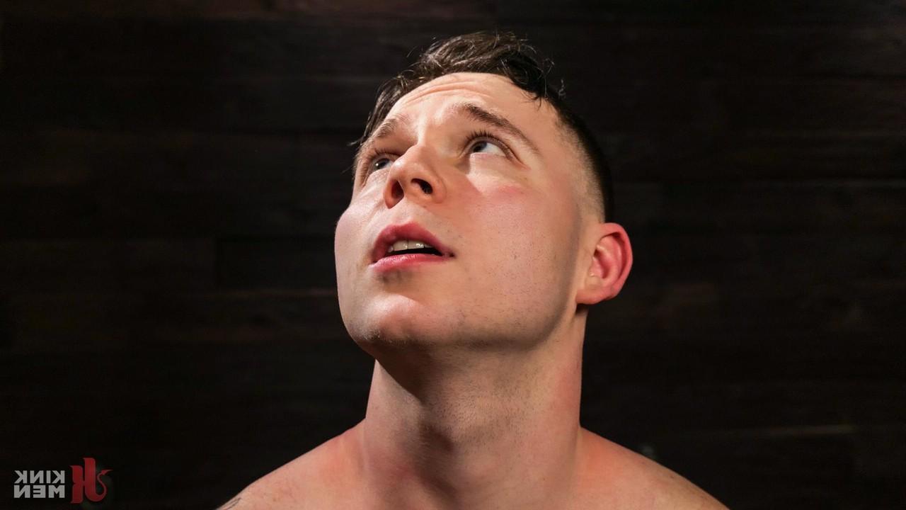 20P O amante gay excêntrico de BDSM Danny Wilcoxx é amarrado e fodido por um dom