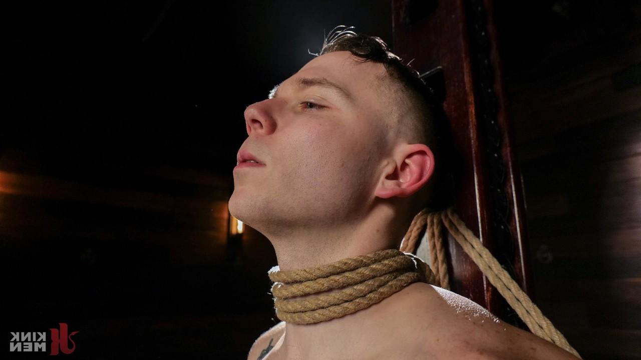 20P O amante gay excêntrico de BDSM Danny Wilcoxx é amarrado e fodido por um dom