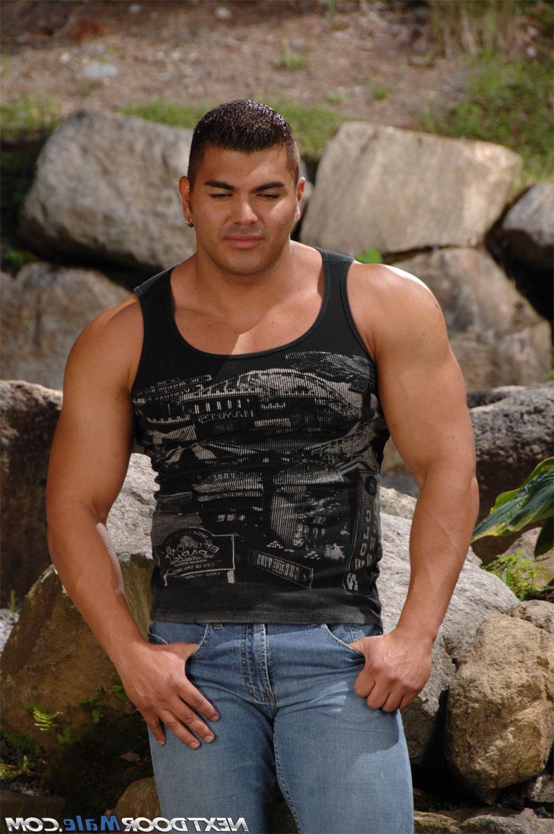 20P O enorme garoto latino Diego tira a roupa ao ar livre e toma sol em seu corpo musculoso