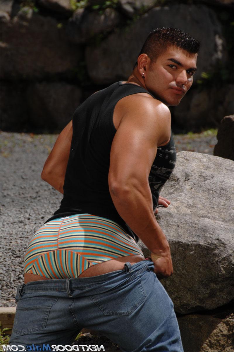 20P O enorme garoto latino Diego tira a roupa ao ar livre e toma sol em seu corpo musculoso