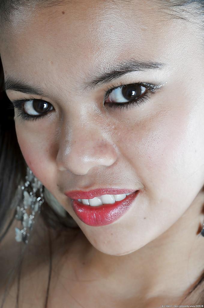 16P Petite Latina amadora Clarice exibindo peitos e bunda por baixo da roupa de empregada