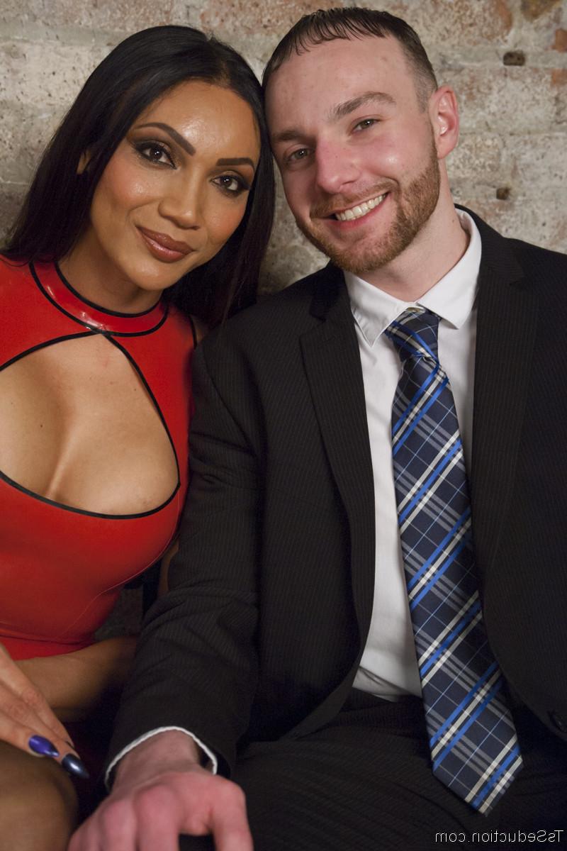 20P Travesti morena MILF Yasmin Lee expõe seus peitos falsos e fode um cara