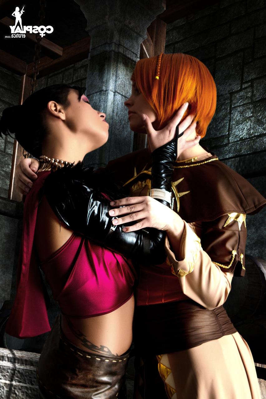12P レズビアンのコスプレイヤーがキスをする前にお互いの張りのある胸を披露