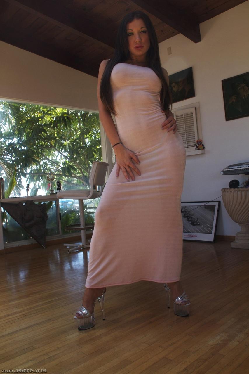 20P Der brünette Pornostar Amy Brooke stellt ihren großen Hintern zur Schau und spielt damit