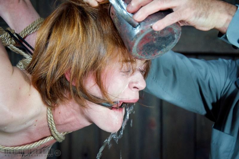 16P Vagabundas da dor Wenona e Hazel Hypnotic voluntárias para jogos BDSM humilhantes