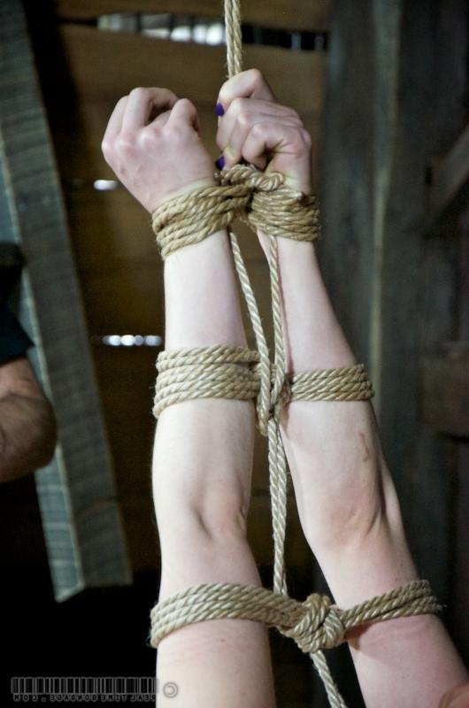 16P Vagabundas da dor Wenona e Hazel Hypnotic voluntárias para jogos BDSM humilhantes