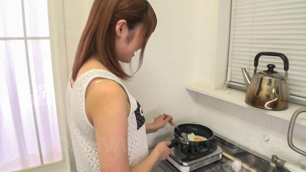 16P A japonesa Yumi Maeda cospe esperma nas palmas das mãos depois de chupar um pau