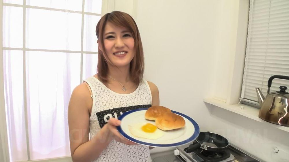 16P A japonesa Yumi Maeda cospe esperma nas palmas das mãos depois de chupar um pau