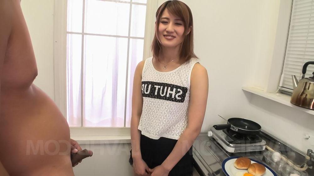 16P A japonesa Yumi Maeda cospe esperma nas palmas das mãos depois de chupar um pau