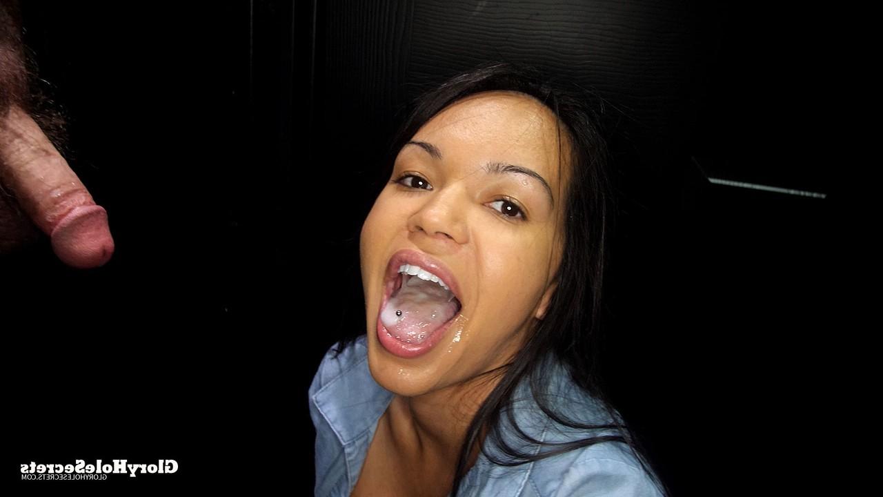 19P Chica morena traga 17 cargas de esperma de extraños en un agujero de la gloria
