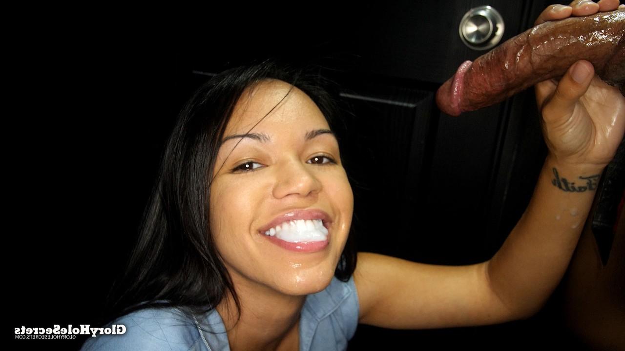 19P Chica morena traga 17 cargas de esperma de extraños en un agujero de la gloria