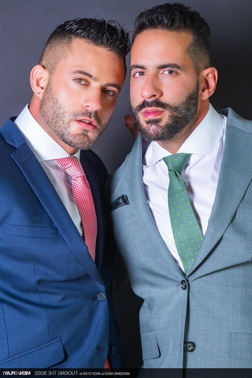 20P Los colegas gays Massimo Arad y Andy Star se chupan la polla y tienen sexo anal