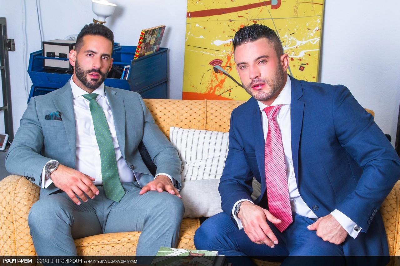 20P Los colegas gays Massimo Arad y Andy Star se chupan la polla y tienen sexo anal