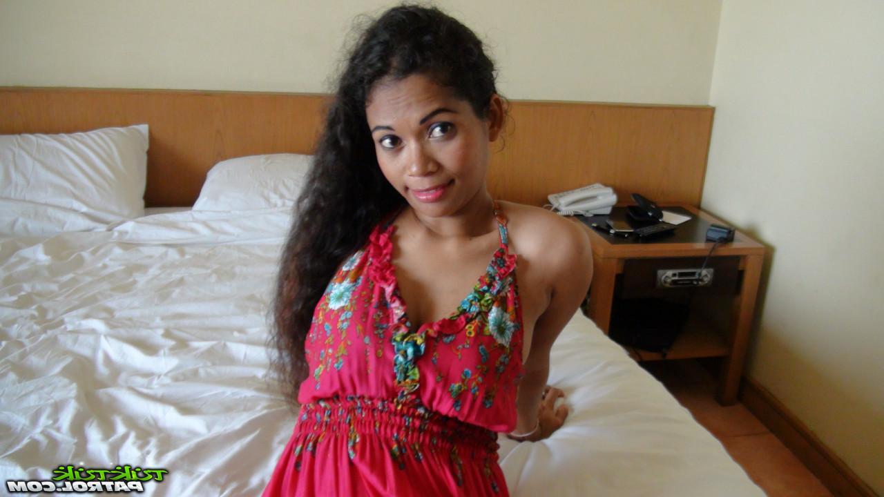 20P Curly-haired Thai babe Nees shows her beautiful tits & her bald cunt