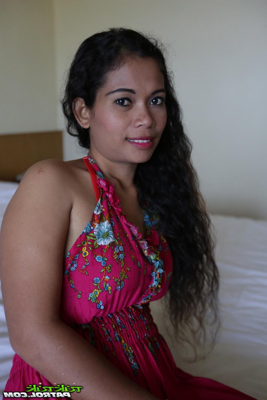 20P Curly-haired Thai babe Nees shows her beautiful tits & her bald cunt