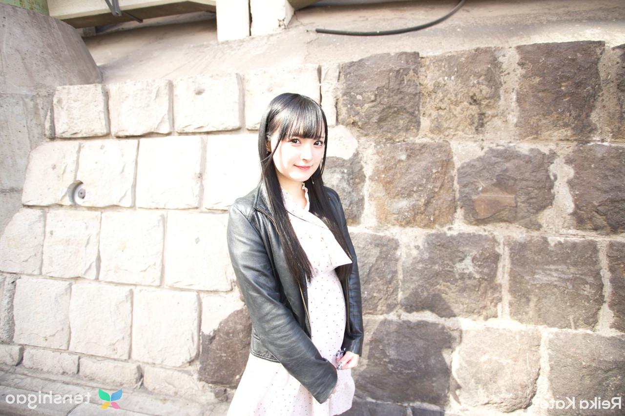 20P A linda adolescente japonesa Reika Kato dá um BJ desleixado e titjob antes de foder