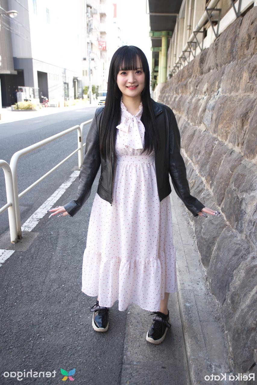 20P A linda adolescente japonesa Reika Kato dá um BJ desleixado e titjob antes de foder