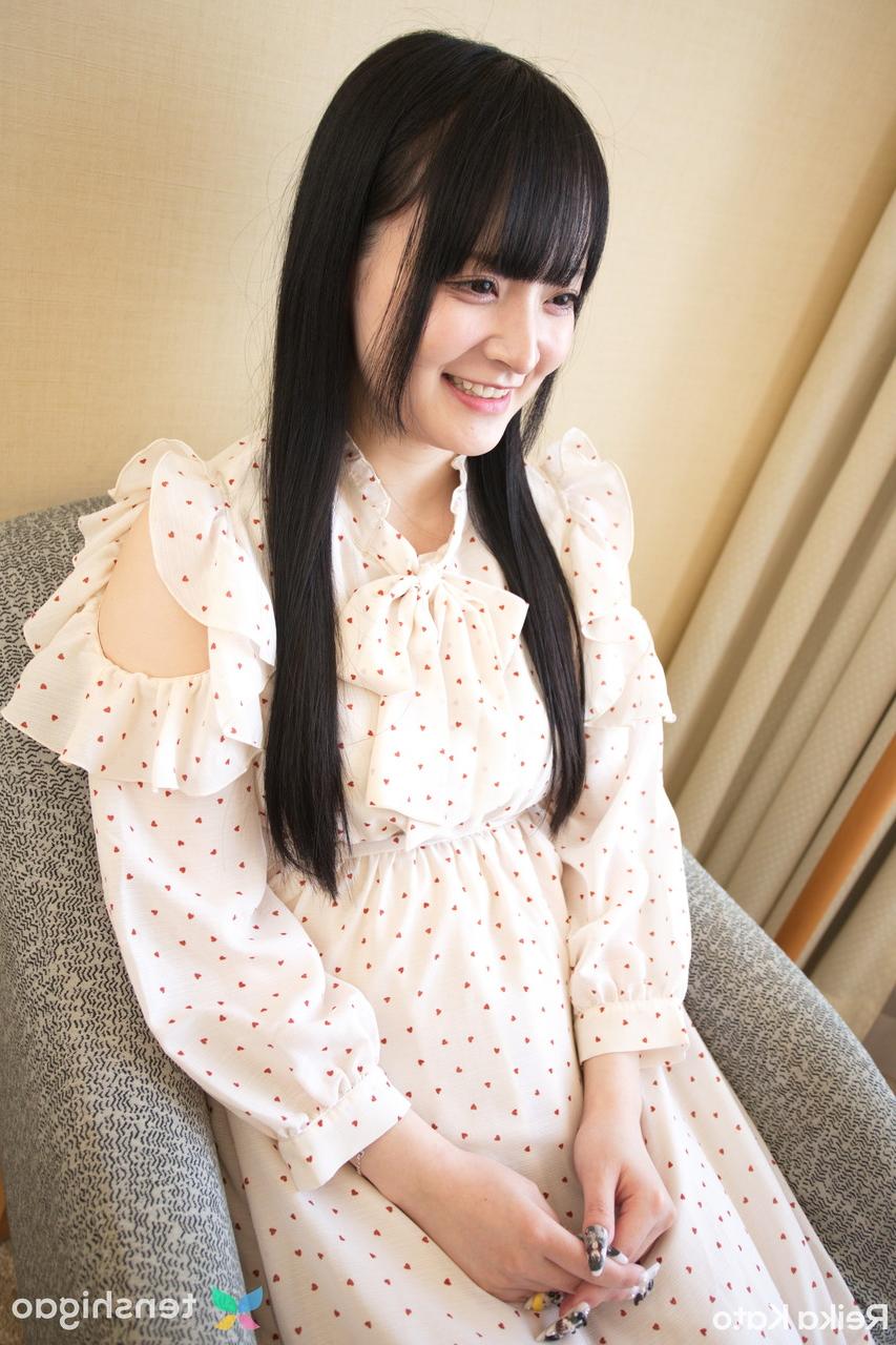 20P A linda adolescente japonesa Reika Kato dá um BJ desleixado e titjob antes de foder