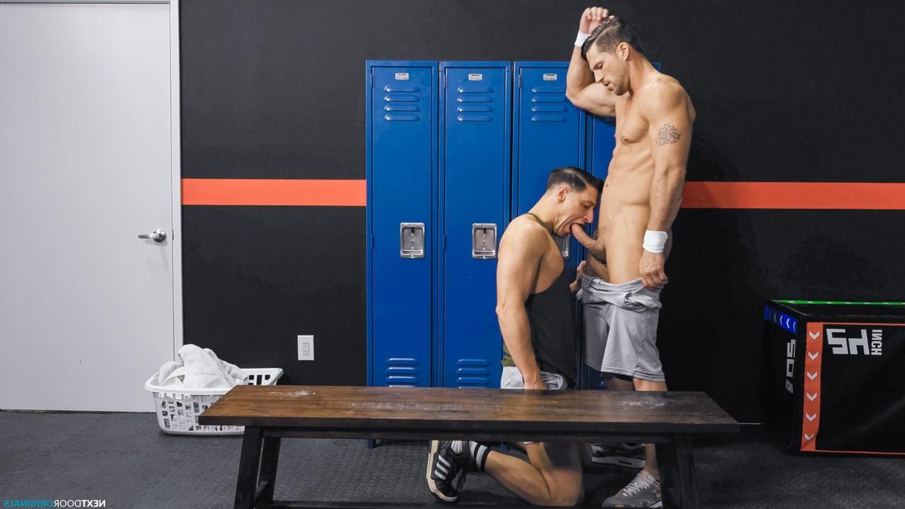 16P Amigos gays musculosos Roman Todd e Dalton Riley transando na academia