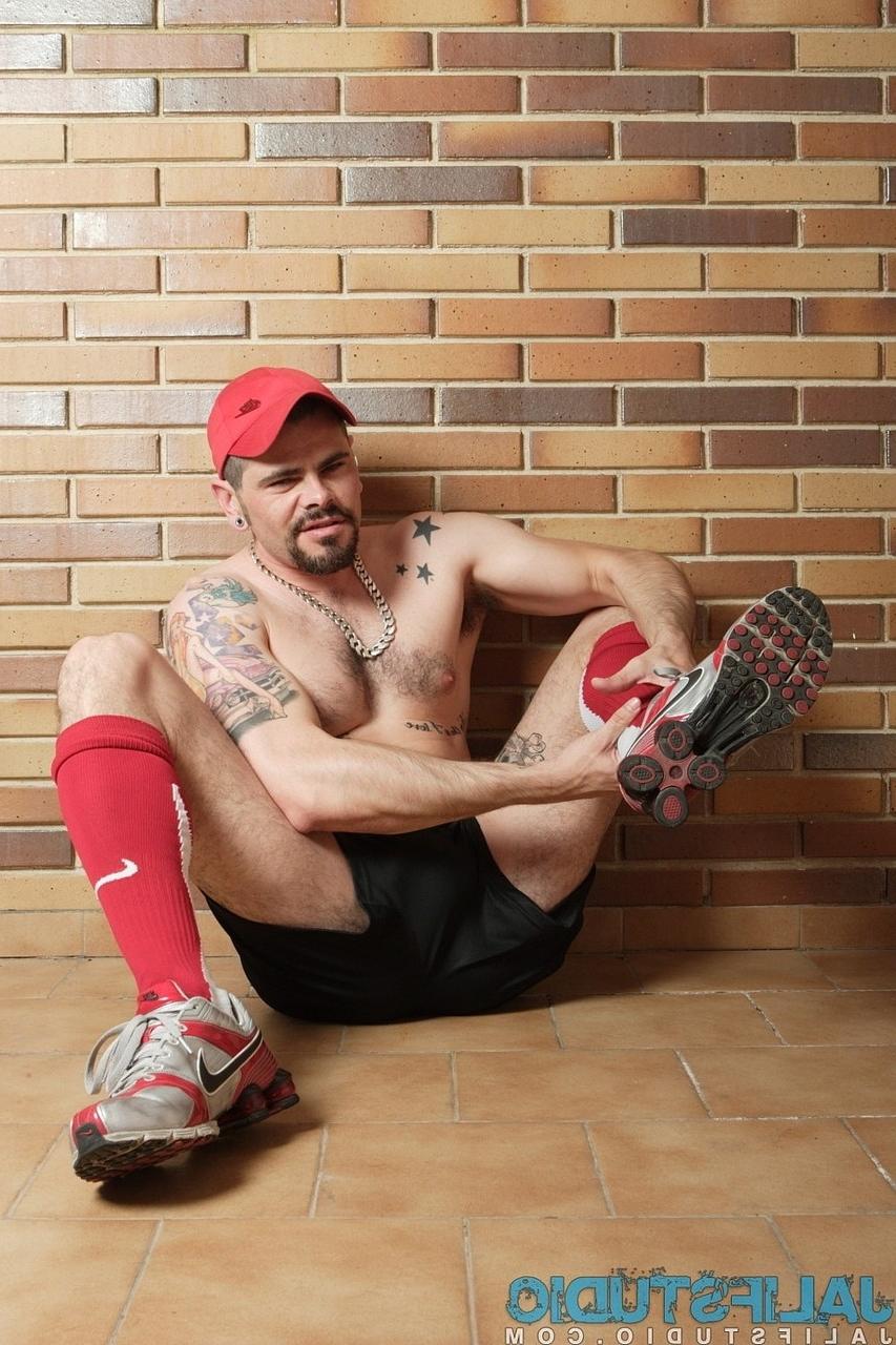 20P El futbolista gay tatuado Mario Domenech se desnuda y juega con su polla peluda