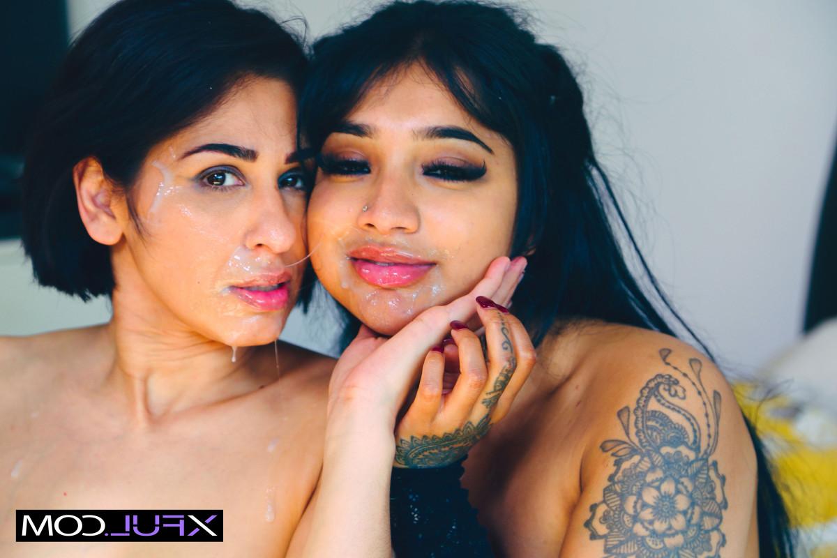 10P Les filles indiennes Sahara Knite et Yasmina Khan font un plan à trois avec un homme noir.