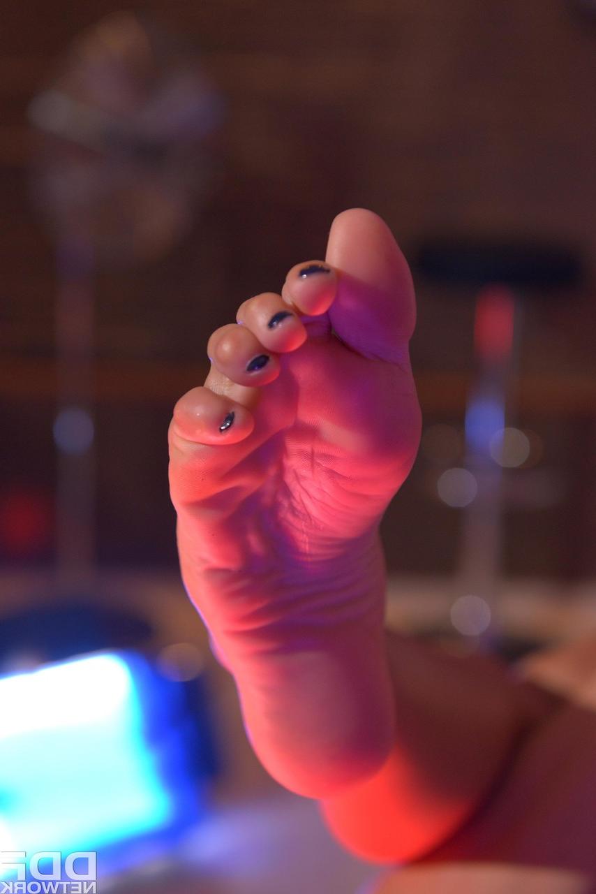 18P Smoking-hot stripper Cassie Del Isla enjoys warm cum on feet after anal