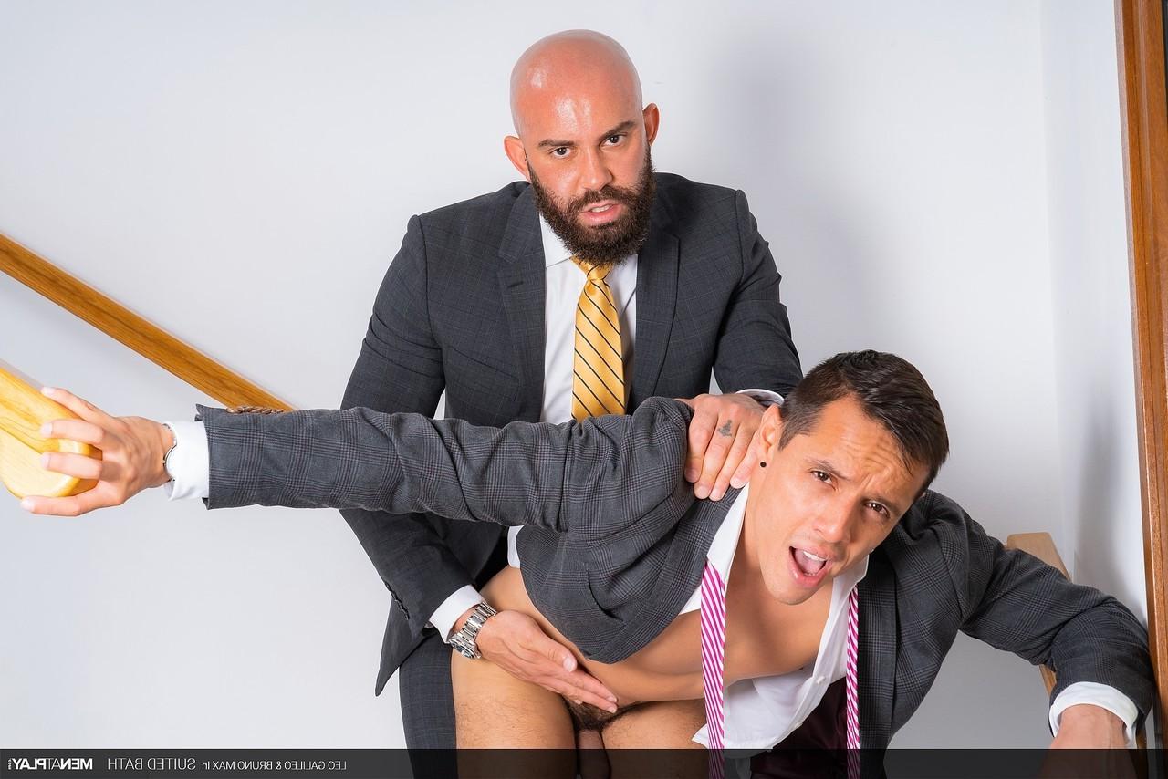 20P Los colegas gay Leo Galileo y Bruno Max tienen un polvo anal salvaje en la oficina