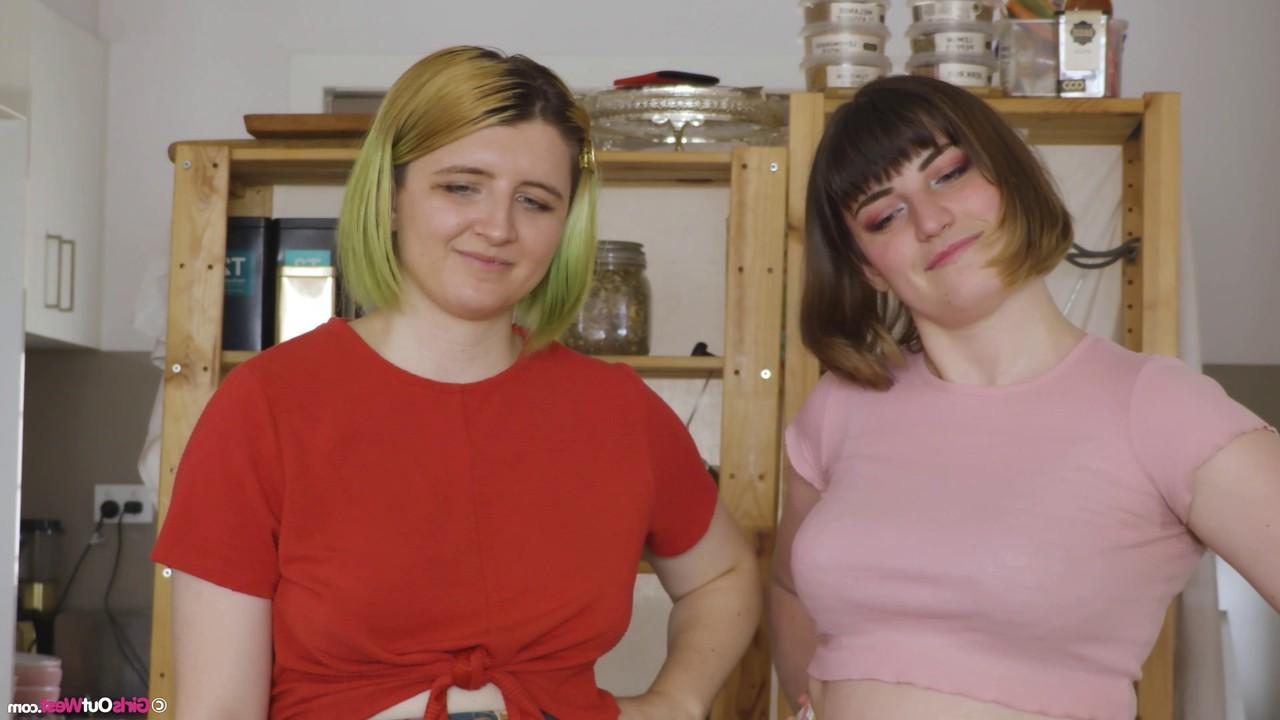 15P La lesbiana Luci Q y sus novias participan en un trío de chicas mientras juegan al billar