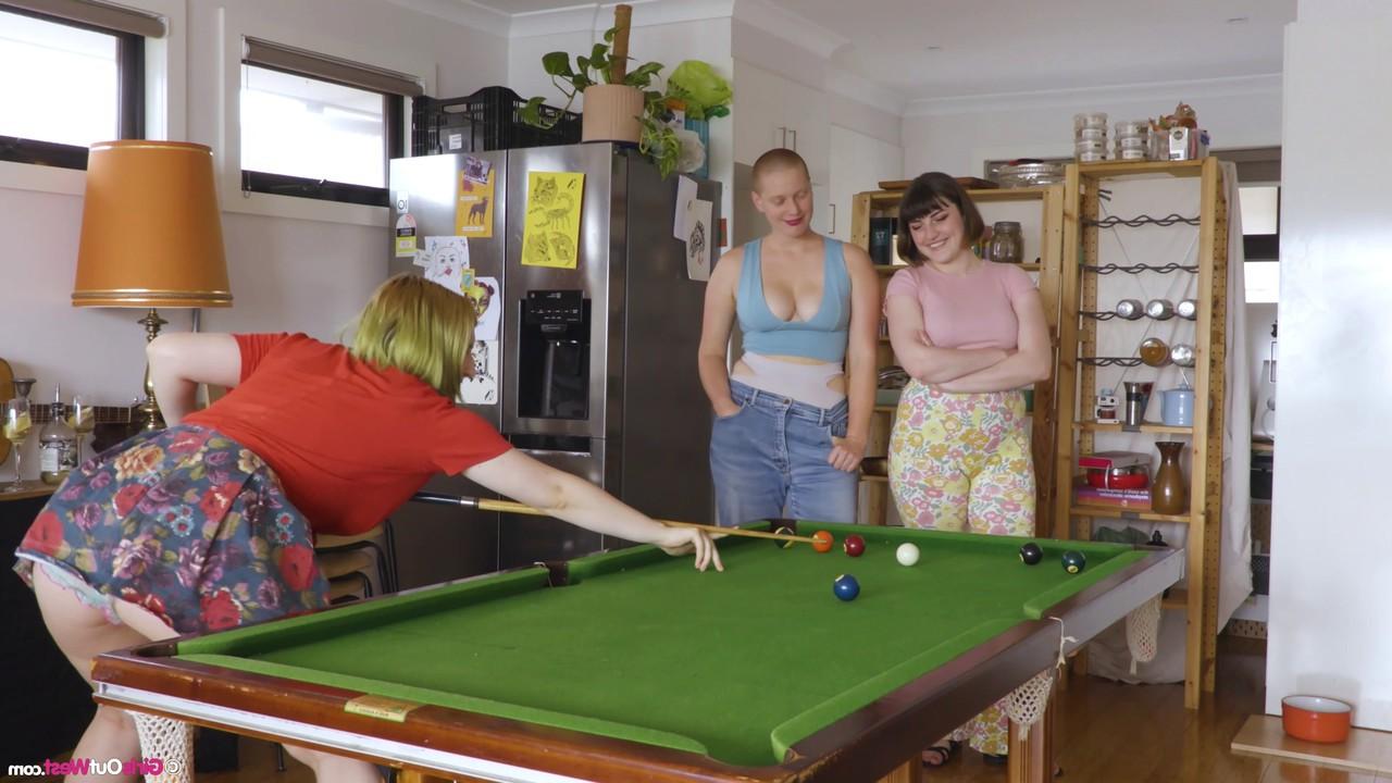 15P La lesbiana Luci Q y sus novias participan en un trío de chicas mientras juegan al billar