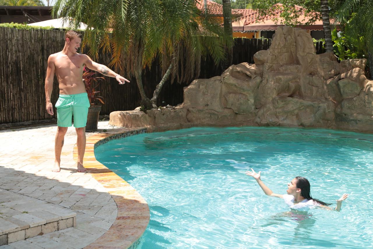 20P La caliente latina Katana Kombat adora y folla una enorme polla en la piscina