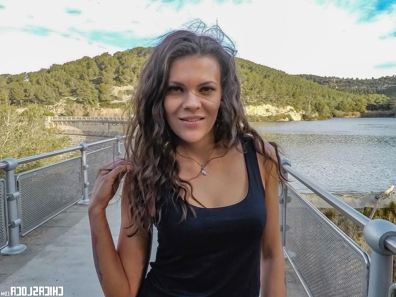 17P Casal tesão Verona Sky e seu amigo transando em uma ponte pública