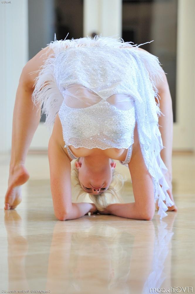 15P Une jolie jeune blonde expose ses tétons tout en contorsionnant son corps souple.