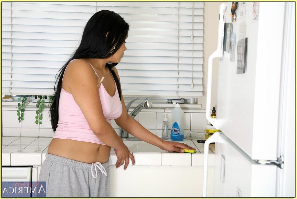 20P Latina com peitos grandes e bunda Amina Amore leva uma surra na cozinha
