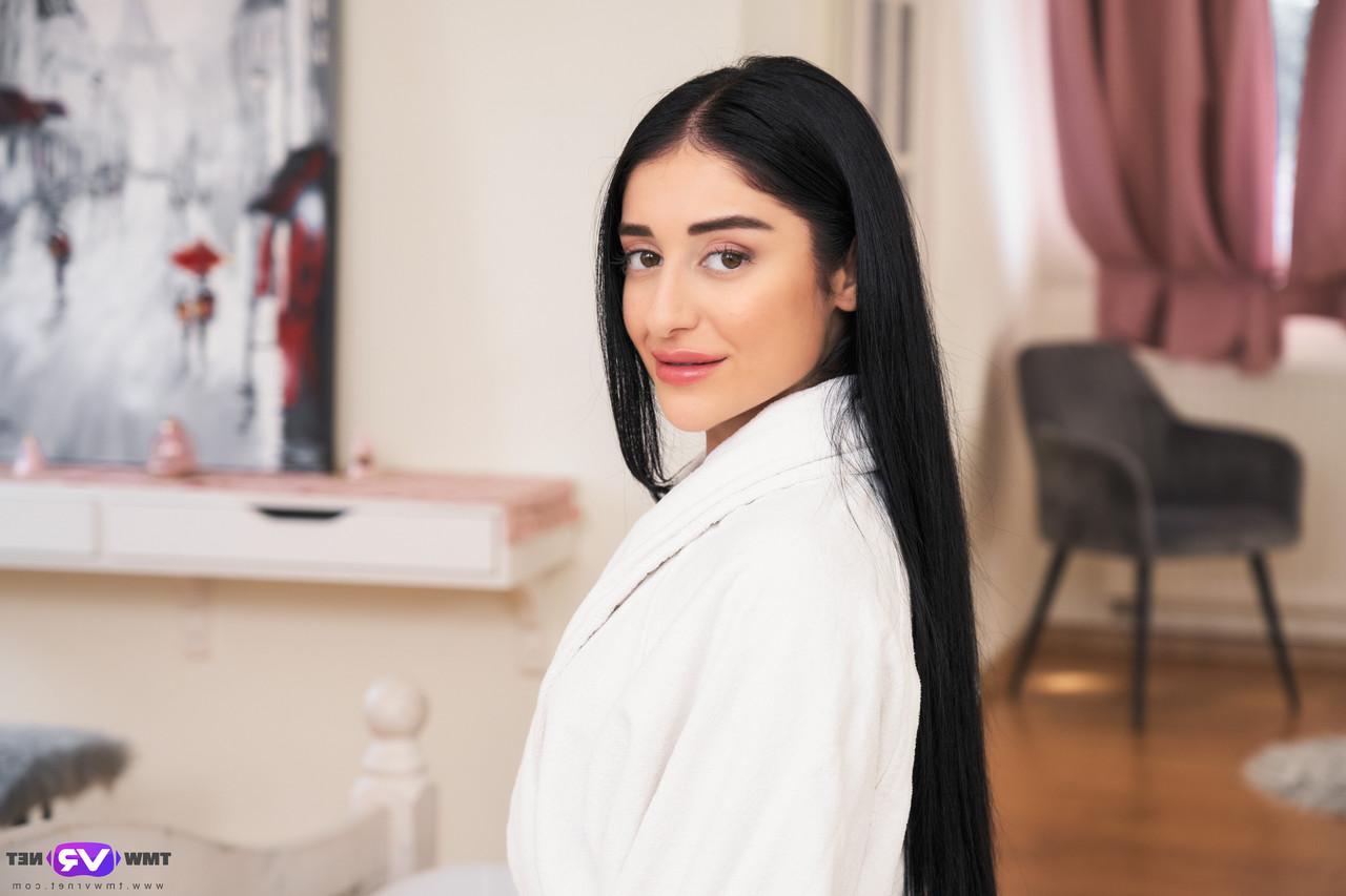 20P Die sexy Amateurin Ara Mix zeigt ihre kleinen Titten und fingert ihre rasierte Muschi