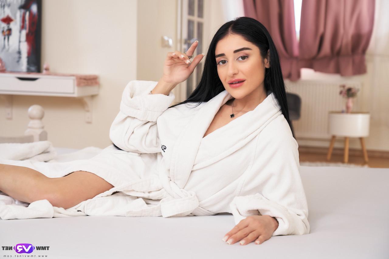 20P Die sexy Amateurin Ara Mix zeigt ihre kleinen Titten und fingert ihre rasierte Muschi