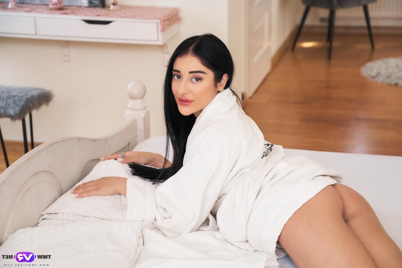 20P Die sexy Amateurin Ara Mix zeigt ihre kleinen Titten und fingert ihre rasierte Muschi