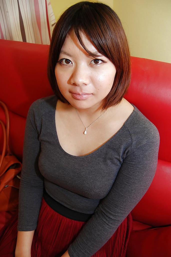 16P A adolescente asiática Harumi Okuno está provocando sua boceta peluda molhada no chuveiro