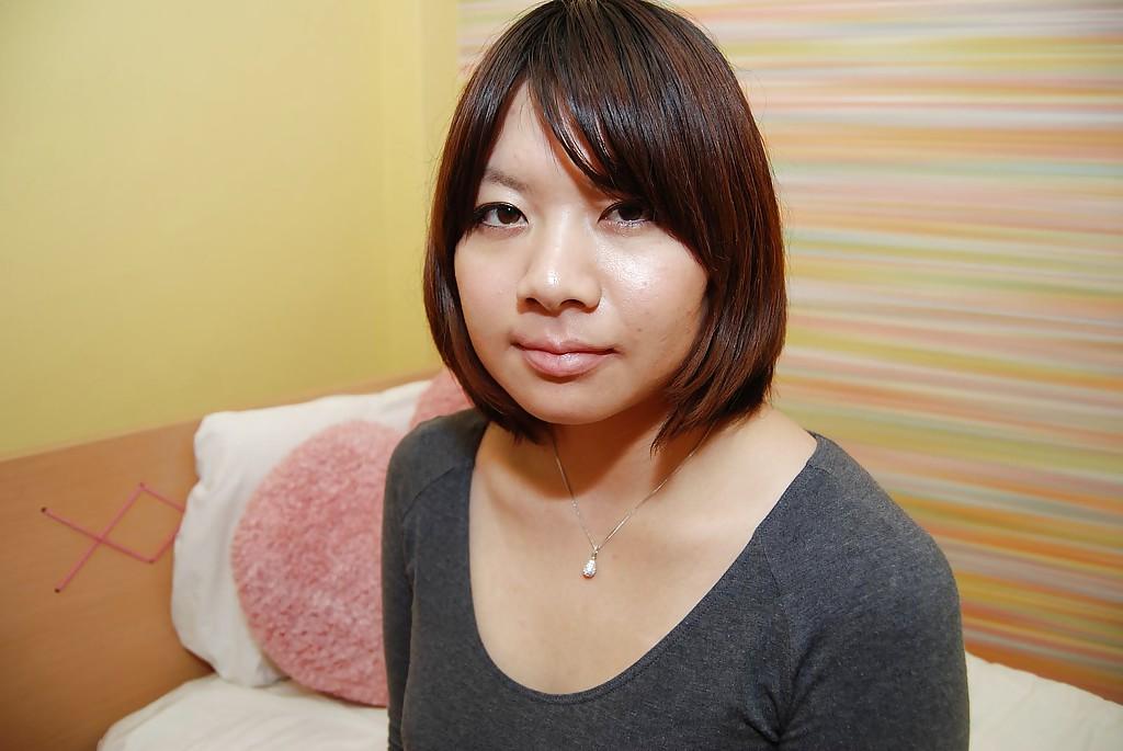 16P A adolescente asiática Harumi Okuno está provocando sua boceta peluda molhada no chuveiro