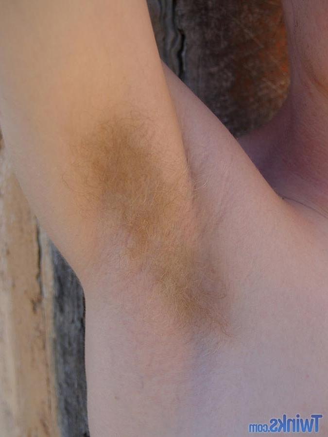 20P O gay loiro Ash G tira a calcinha preta e sacode o pau ao ar livre