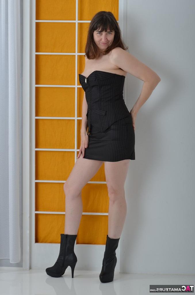 20P Heiße Amateur-MILF entblößt ihren mit Tangas bekleideten Arsch, nachdem sie ihre Titten losgelassen hat