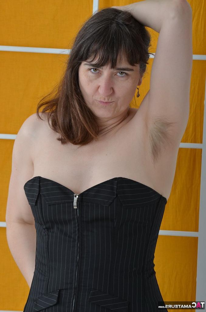 20P Heiße Amateur-MILF entblößt ihren mit Tangas bekleideten Arsch, nachdem sie ihre Titten losgelassen hat