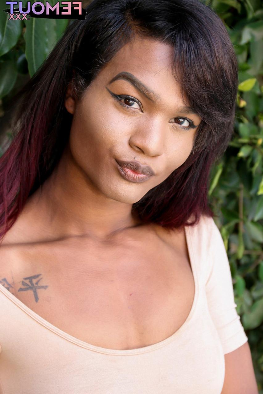 16P La sexy transexual de ébano Alaska Lowkee se quita el mono y se frota la BBC al aire libre