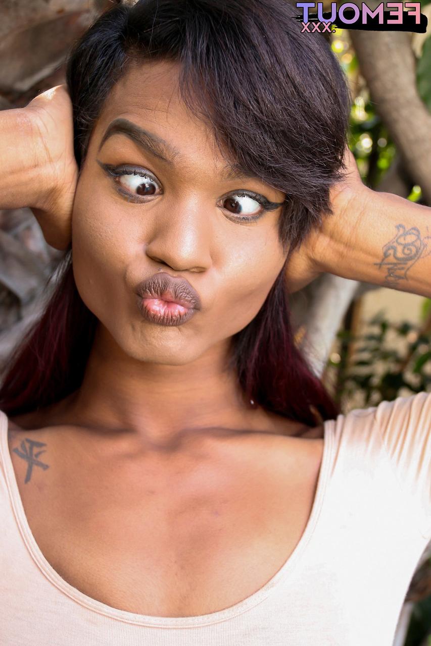 16P La sexy transexual de ébano Alaska Lowkee se quita el mono y se frota la BBC al aire libre