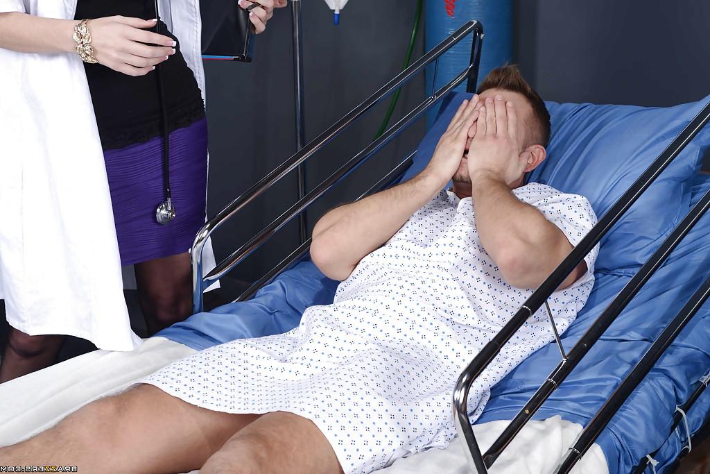 16P Enfermeira loira bonita de óculos dá um titjob e leva uma surra forte